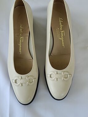 Salvatore Ferragamo Cream Leather Horsebit Pumps 9 AA